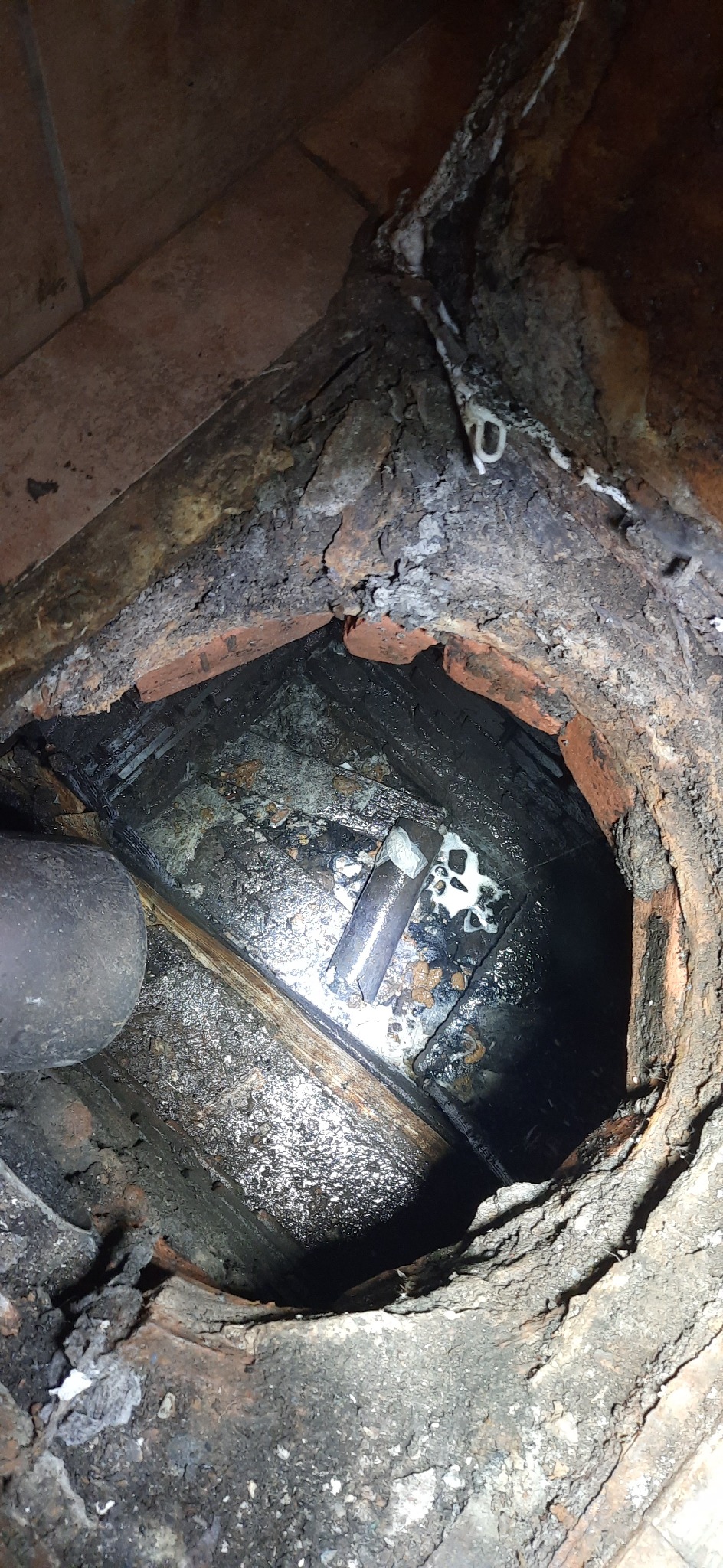 Studnia kanalizacyjna podczas kontroli drożności instalacji w Łodzi